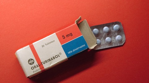 Das Anabolikum "Oral-Turinabol", eigentlich Dehydrochlormethyltestosteron, in einer Tablettenpackung der VEB Jenapharm. Schon jugendliche Athleten wurden in der DDR systematisch gedopt. Dem Staat brachte das ungewöhnlich viele olympische Medaillen. Doch die Gewinner von damals leiden bis heute.