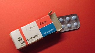 Das Anabolikum "Oral-Turinabol", eigentlich Dehydrochlormethyltestosteron, in einer Tablettenpackung der VEB Jenapharm. Schon jugendliche Athleten wurden in der DDR systematisch gedopt. Dem Staat brachte das ungewöhnlich viele olympische Medaillen. Doch die Gewinner von damals leiden bis heute.