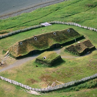 L'anse aux meadows, eine historische Wikingersiedlung in Neufundland  Kanada: Die Forschung findet Spuren früher Entdeckungstouren der Wikinger nach Amerika und Hinweise auf komplexe Gesellschaften, in denen Frauen als Kriegerinnen eine wichtige Rolle spielten.