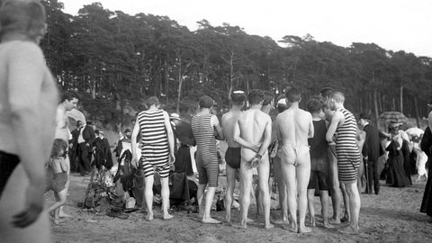 FKK um 1920 am Badesee. Die organisierte Freikörperkultur-Bewegung entstand Ende des 19. Jahrhunderts im Deutschen Kaiserreich.