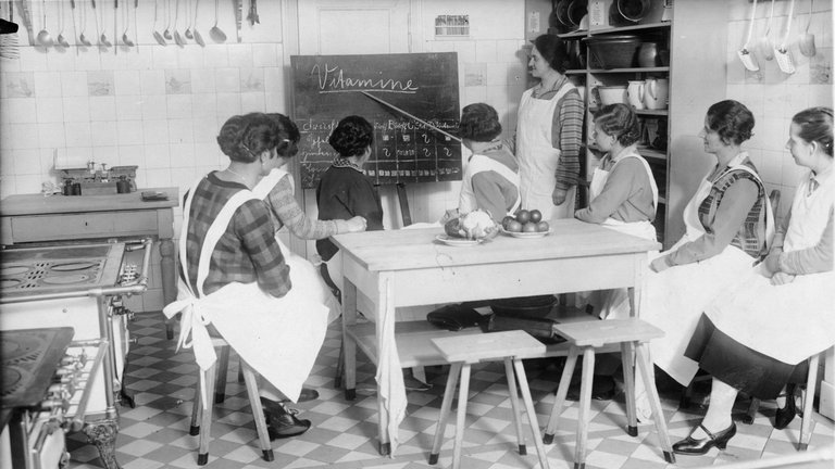 Der Berliner Fröbelverein gründete in Berlin-Niederschönhausen eine Hausfrauen- und Mutterschule. Junge Frauen wurden dort in den verschiedenen Zweigen der Hauswirtschaft, der Kindererziehung und der Kinderpflege unterrichtet. Im Bild: Nahrungsmittellehre in der Küche, um 1930