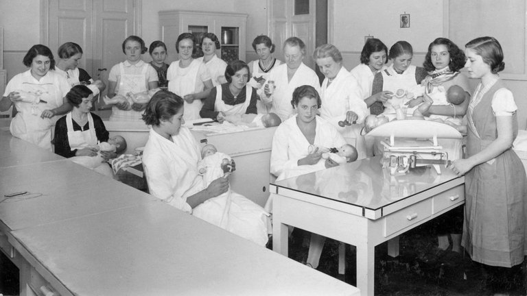 Die erste Mütterschule entstanden bereits im Deutschen Reich und wurde 1917 in Stuttgart gegründet. Die Schulen sollten der hohen Säuglingssterblichkeit entgegenwirken. Ab 1933 wurden die Mütterschulen (im Bild ein Kurs um 1935) in die NS-Frauenpolitik eingebunden