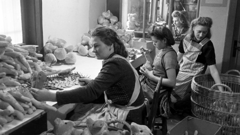 Puppenwerk Lauscha in Thüringen um 1950: Während Frauen in der DDR ganz selbstverständlich einem Beruf nachgingen, ...