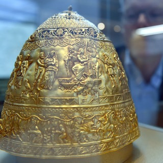 Goldene Tiara in einer Vitrine: Josef Mühlenbrock, damaliger Direktor des LWL Museums, schaut sich 2018 die Fälschung der Tiara des Saitaphernes in der Ausstellung "Irrtümer & Fälschungen der Archäologie" an.