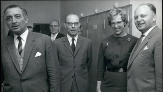 Die FDP stellte ein Ultimatum. Sie wollte von Bundeskanzler Konrad Adenauer eine Antwort auf die SPIEGEL-Aktion. Wenn sie dieses Schreiben bis Montagmittag nicht hätten, würden die FDP-Minister von ihren Ämtern zurücktreten – was sie dann auch taten. Im Bild v.l.n.r. FDP-Vorsitzender Erich Mende, im Hintergrund Minister Wolfgang Mischnick, Minister Heinz Starke, Frau Stammberger, Minister Wolfgang Stammberger. Ebenfalls traten die FDP-Minister Walter Scheel und Hans Lenz zurück.