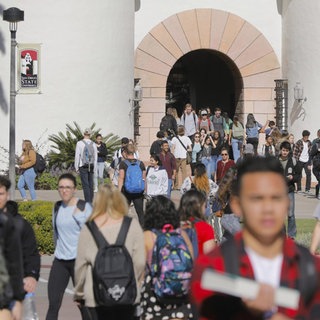 Studenten auf dem Campus der San Diego State University (SDSU): Ein Vorschlag, Professoren ihren Emeritierungsstatus zu entziehen, wenn sie etwas tun, das den Ruf der SDSU schädigt, löste im Sommer 2020 Protest aus. Der Vorwurf: Die Politik unterdrücke die Redefreiheit und fördere die "Cancel Culture", die im Land immer mehr um sich greife.