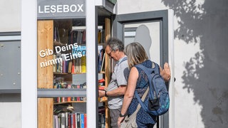 Immer häufiger sind vielerorts Leseboxen zu finden, die interessierten Besuchern einen völlig unkomplizierten Büchertausch ermöglichen.