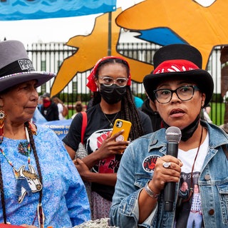 Eine Aktivistin der amerikanischen Ureinwohner während einer Protestaktion 2021 vor dem Weißen Haus. Die Demonstranten haben zwei Forderungen an die Biden-Regierung: die Genehmigung von Projekten für fossile Brennstoffe einzustellen und eine Transformation zu erneuerbaren Energien voranzutreiben. 