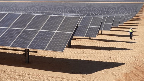 Arbeiter unterwegs im Solarpark Benban in Ägypten. Mit einer Fläche, die mehr als 50 Fußballfeldern entspricht, ist Benban inzwischen auf Satellitenfotos aus dem Weltall zu sehen.