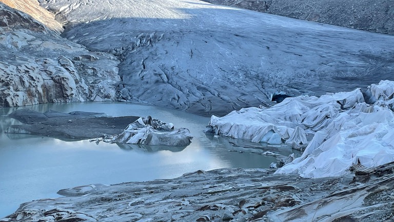 Losgelöste Eisscholle an der Grotte (August 2022)