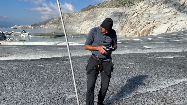 Der Glaziologe Andreas Bauder leitet seit 16 Jahren die Messungen am Rhonegletscher und sagt: "Solche Maßnahmen lassen sich kleinräumig anwenden, wo ein wirtschaftliches Interesse ist. Sei das Skibetrieb, sodass du von der Bergstation noch auf die Piste auf den Gletscher kommst [...] Du kannst es rauszögern, aber du kannst die Entwicklung nicht umkehren." (August 2022)