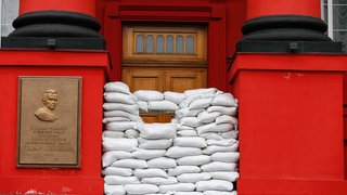 Nationale Taras-Schewtschenko-Universität Kiew: Der Eingang ist im März 2022 mit Sandsäcken verschlossen, um sie vor russischen Angriffen zu schützen. In der Ukraine ist Wissenschaft kaum mehr möglich; viele Forschende und Studierende müssen flüchten.