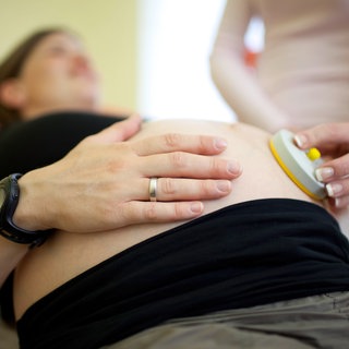 Messung der kindlichen Herztoene mit einem CTG-Gerät: Frauen erleben bei der Entbindung immer wieder Respektlosigkeit bis hin zu Gewalt. Der Tag der "Roses Revolution" erinnert jährlich am 25. November daran.