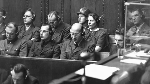 Blick auf die Anklagebank. (l-r): Joachim Mrugowsky, Rudolf Brandt, Helmut Poppendick und Wolfgang Sievers (vordere Reihe), Wilhelm Beigelboeck, Adolf Pokorny, Herta Oberheuser und Fritz Fischer (hintere Reihe)