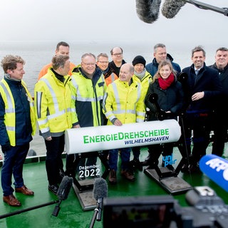 Bundeskanzler Olaf Scholz (SPD) mit Christian Lindner (FDP), Bundesminister der Finanzen, Robert Habeck (Bündnis 90Die Grünen), Bundesminister für Wirtschaft und Klimaschutz, und Stephan Weil (SPD), Ministerpräsident in Niedersachsen, auf dem Spezialschiff "Höegh Esperanza". In Wilhelmshaven wurde der erste Anleger für die Ankunft von Schiffen mit Flüssigerdgas fertiggestellt; das LNG-Terminal wurde am 17. Dezember 2002 in Betrieb genommen.