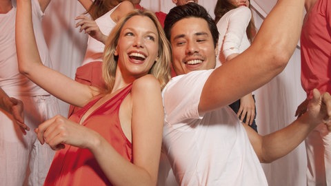 Mehrere tanzende Paare: Die unterschiedlichen Tänze haben eines gemeinsam: Sie tun uns gut. Wir trainieren beim Tanzen unser Herz und – wenn es um Choreografien oder Tanzschritte geht – auch unser Gehirn. 