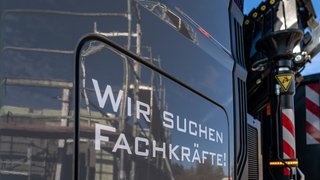 Schriftzug "Wir suchen Fachkräfte" auf der Tür eines Lkw: Handwerksbetriebe, aber auch große Firmen, Krankenhäuser, Pflegeeinrichtungen, die öffentliche Verwaltung: Sie alle suchen verzweifelt Personal. Deutschland braucht qualifizierte Fachkräfte aus dem Ausland, mehr berufstätige Frauen und nicht zuletzt Firmen, die attraktive Arbeitsplätze bieten.
