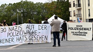 Kundgebung gegen rechte Netzwerke und strukturellen Rassismus in der Polizei am 26.9.2020 in Mülheim-Ruhr: Im Polizeipräsidium EssenMülheim werden mehr als 30 Beamte verdächtigt, an rechtsextremen Chat-Gruppen beteiligt gewesen zu sein. Darin sollen Bilder mit volksverhetzenden Inhalten verschickt worden sein. NRW-Innenminister Herbert Reul hat eine radikale Aufarbeitung des Skandals angekündigt.