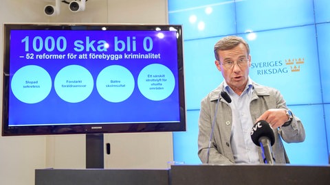 "1000 ska bli 0" – so heiß der Plan mit 52 Maßnahmen zur Verbrechensprävention, den Ulf Kristersson (Moderate Sammlungspartei) im August 2022 vorstellte. Die Vorschläge zielten darauf ab, die Zahl der von Banden rekrutierten Personen von heute 1000 auf 0 zu reduzieren. Seit dem 18. Oktober 2022 ist Kristersson schwedischer Regierungschef. Seine Minderheitsregierung lässt sich erstmals von den offiziell nicht beteiligten rechtspopulistischen Schwedendemokraten unterstützen.