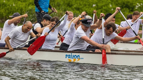 Drachenbootrennen in München: Mit anderen zusammen Sport zu machen kann unheimlich motivieren und Spaß machen