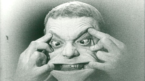 Karl Valentin schneidet eine Grimasse