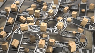 Versandkartons auf Transportbändern: Der Online-Handel boomt und Fabriken produzieren zunehmend Verpackungsmaterialien aus Pappe und Karton. Wie kann ein nachhaltiger Umgang mit Pappe, Papier und Karton gelingen?