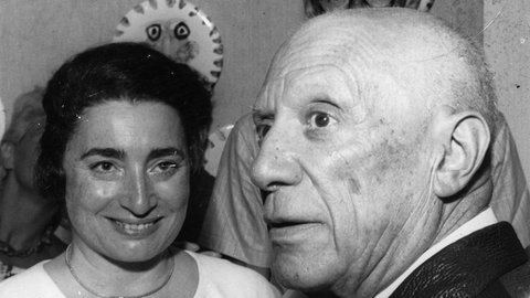 Pablo Picasso (1881 - 1973) mit seiner zweiten Ehefrau Jacqueline Roque im Oktober 1963 in Cannes
