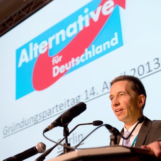 Bernd Lucke, damals Sprecher der Partei Alternative für Deutschland (AfD), spricht während des Gründungsparteitages der Partei am 14. April 2013 in Berlin zu den Mitgliedern
