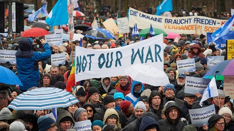 Kundgebung "Aufstand für den Frieden" am Brandenburger Tor in Berlin am 25. Februar 2023. Tausende Menschen forderten bei der Kundgebung einen sofortigen Stopp von Waffenlieferungen an die Ukraine und die Aufnahme von Waffenstillstandsverhandlungen gefordert. Zu der Kundgebung hatten die Linken-Politikerin Sahra Wagenknecht und die Publizistin Alice Schwarzer aufgerufen, die zwei Wochen zuvor auch das "Manifest fuer Frieden" initiiert hatten.