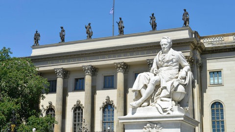 Alte Universität, neue Strukturen: In der Humboldt-Uni wird das Berliner Hochschulgesetz von 2021 umgesetzt. Nicht ohne anfängliche Proteste seitens der Hochschulverwaltung, so berichtet Jule Specht, Psychologie-Professorin an der Universität.
