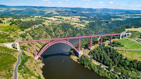Garabit-Viadukt: Die stählerne Eisenbahnbrücke überspannt das Flusstal der aufgestauten Truyère in Frankreich. Erbaut wurde der Viadukt von Gustave Eiffel Ende des 19. Jahrhunderts.