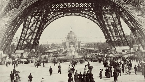 Unter dem Eiffelturm in Paris, 1889. Der vom französischen Bauingenieur Gustave Eiffel (1832 - 1923) entworfene Eiffelturm wurde anlässlich der Welstausstellug gebaut, die 1889 in Paris zum Gedenken an den 100. Jahrestag der Französischen Revolution stattfand.