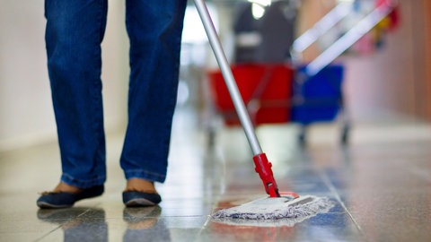 Reinigungskraft wischt Fußboden: Etwa neun Prozent der Erwerbstätigen in Deutschland sind von Armut betroffen. Sie haben trotz Arbeit und teils mehrerer Jobs monatlich weniger als 1.250 Euro zur Verfügung. Zu den Working Poor gehören Männer wie Frauen; in Teilzeit, aber auch in Vollzeit – mit und ohne feste Verträge. Es trifft die Reinigungskraft, den Kraftfahrer, die Kosmetikerin. Sie sind arm – trotz Arbeit.