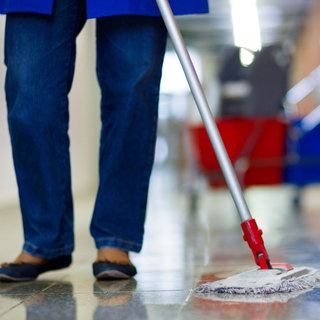 Reinigungskraft wischt Fußboden: Etwa neun Prozent der Erwerbstätigen in Deutschland sind von Armut betroffen. Sie haben trotz Arbeit und teils mehrerer Jobs monatlich weniger als 1.250 Euro zur Verfügung. Zu den Working Poor gehören Männer wie Frauen; in Teilzeit, aber auch in Vollzeit – mit und ohne feste Verträge. Es trifft die Reinigungskraft, den Kraftfahrer, die Kosmetikerin. Sie sind arm – trotz Arbeit.
