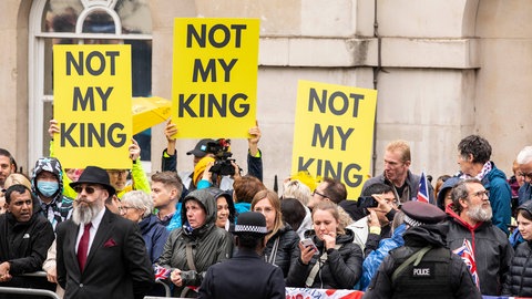Demonstranten halten am Tag der der Krönung von König Charles III. und Queen Camilla in London am 6. Mai 2023 in Whitehall antimonarchistische Schilder hoch: "NOT MY KING" ist darauf zu lesen
