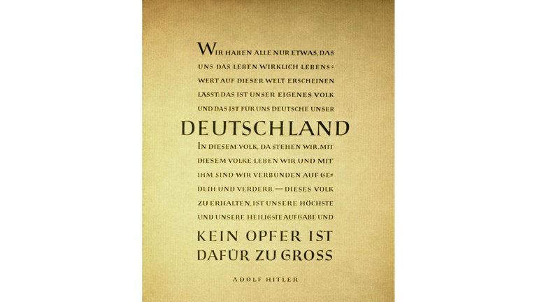 Rückseite mit einem Zitat von Adolf Hitler: "Wir haben alle nur etwas, das uns das Leben wirklich lebenswert auf dieser Welt erscheinen lässt: Das ist unser eigenes Volk und das ist für uns Deutsche unser Deutschland. In diesem Volk, da stehen wir. Mit diesem Volke leben wir und mit ihm sind wir verbunden auf Gedeih und Verderb. – Dieses Volk zu erhalten ist unsere höchste und unsere heiligste Aufgabe und kein Opfer ist dafür zu groß." 