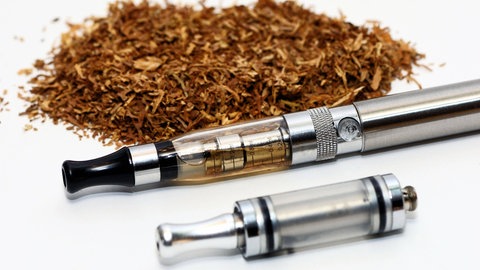 Seit einiger Zeit gibt es Produkte, die das Gehirn ähnlich schnell mit Nikotin versorgen wie Zigaretten: E-Zigaretten. Zahlreiche Menschen haben sie schon ausprobiert, darunter auch viele, die so von den Glimmstängeln mit ihren vielen Schadstoffen wegkommen wollten. 