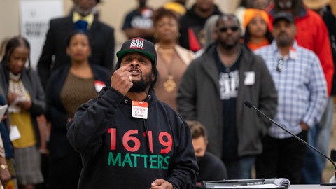 Reggie Roman aus Los Angeles spricht während des öffentlichen Kommentarteils des Reparations-Task-Force-Treffens in Sacramento, Kalifornien, am Freitag, den 3. März 2023. Kaliforniens Task Force für die Entschädigung schwarzer Amerikaner befasst sich mit der Frage der Anspruchsberechtigung Betroffener und welche Form die Wiedergutmachung für Sklaverei und Unterdrückung annehmen kann.