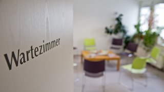 Leeres Wartezimmer in einer Arztpraxis: Immer mehr Arztpraxen gehören nicht mehr dem Arzt. Investoren, Kommunen und Kliniken kaufen sie, sichern so die medizinische Versorgung, verfolgen aber unterschiedliche Ziele: Kliniken drängen in die ambulante Behandlung, Investoren reizt der Profit. 
