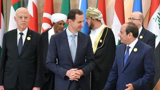 Dieses vom Büro des ägyptischen Präsidenten zur Verfügung gestellte Foto zeigt (v.l.n.r.) Kais Saied, Präsident von Tunesien, Baschar al-Assad, Präsident von Syrien, und Abdel Fatah El-Sisi, Präsident von Ägypten, bei einem Gruppenfoto während des arabischen Gipfels am 23. Mai 2023. Syrien kehrte damit nach der Aussetzung seiner Mitgliedschaft im Jahr 2011in die Arabisch Liga zurück.