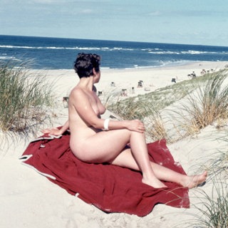 Frau am FKK-Strand an der Nordsee