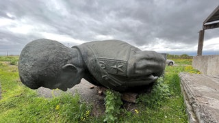 Das 2010 in der georgischen Stadt Gori abgerissene Denkmal für den sowjetischen Diktator Josef Stalin liegt auf einem für die Öffentlichkeit nicht zugänglichen Grundstück im Freien. Bis heute hat Stalins Geburtsstadt Gori nicht entschieden, was mit der Statue geschehen soll.