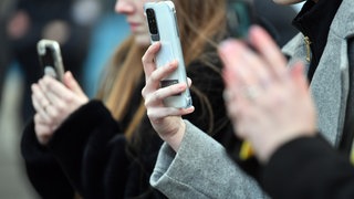 Jugendliche mit Smartphone