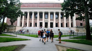 Studierende vor der Widener Library auf dem Campus der Harvard University in Cambridge, Mass.: Elite-Unis schreiben die herrschenden Verhältnisse fort. Braucht die Gesellschaft solche Spitzen-Institutionen – in den USA und in Deutschland?