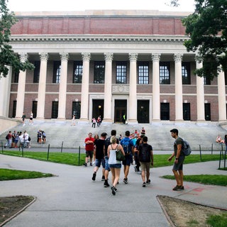 Studierende vor der Widener Library auf dem Campus der Harvard University in Cambridge, Mass.: Elite-Unis schreiben die herrschenden Verhältnisse fort. Braucht die Gesellschaft solche Spitzen-Institutionen – in den USA und in Deutschland?