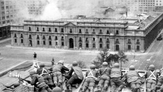 Das Archivbild vom 11. Seember 1973 zeigt Einheiten des chilenischen putschenden Militärs des damaligen Heeresgenerals, Augusto Pinochet auf einem Dach beim Beschuss des Präsidenten-Palast in Santiago de Chile. Bei der Erstürmung des Moneda-Palastes in der chilenischen Hauptstadt kam der gewählte Staatspräsident Salvador Allende Gossens ums Leben. Eine Militärjunta unter Führung von Pinochet übernahm die Macht und führte bis 1990 eine brutale Diktatur.