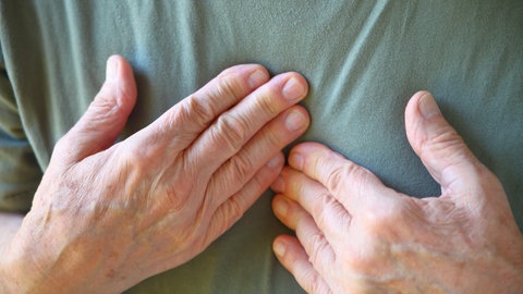 Der therapeutische Ansatz des Somatic Experiencing bezieht auch die Körpergefühle und Mimik der Betroffenen in die therapeutische Arbeit mit ein 