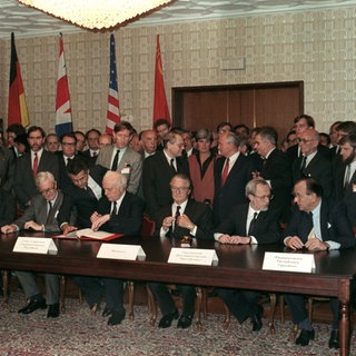 Im Moskauer Hotel "Oktober" unterzeichneten am 12. September 1990 die Außenminister der beiden deutschen Staaten und der vier Siegermächte den Vertrag