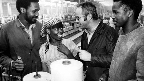 Arbeiter aus Mosambik werden 1979 im VEB Oberlausitzer Textilbetrieb Neugersdorf angelernt