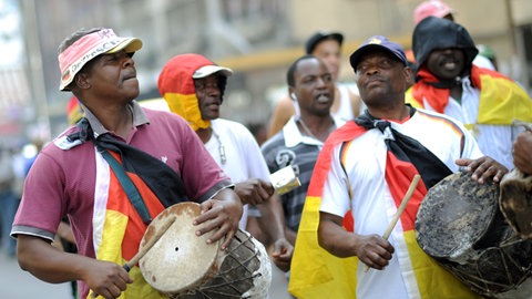 Die "Madgermanes" demonstrieren im August 2013 in Maputo. Die ehemaligen Vertragsarbeiter der DDR ziehen jeden Mittwoch um 11 Uhr durch die Straßen der mosambikanischen Hauptstadt. Zehntausende Mosambikaner zog es nach der Unabhängigkeit 1975 in die DDR, um dort zu arbeiten. 40 Prozent des Lohns gab es sofort, 60 Prozent bekam zunächst der mosambikanische Staat zur Schuldentilgung. Später, nach ihrer Rückkehr, sollte dieser Rest ausgezahlt werden, was bisher nicht geschehen ist.